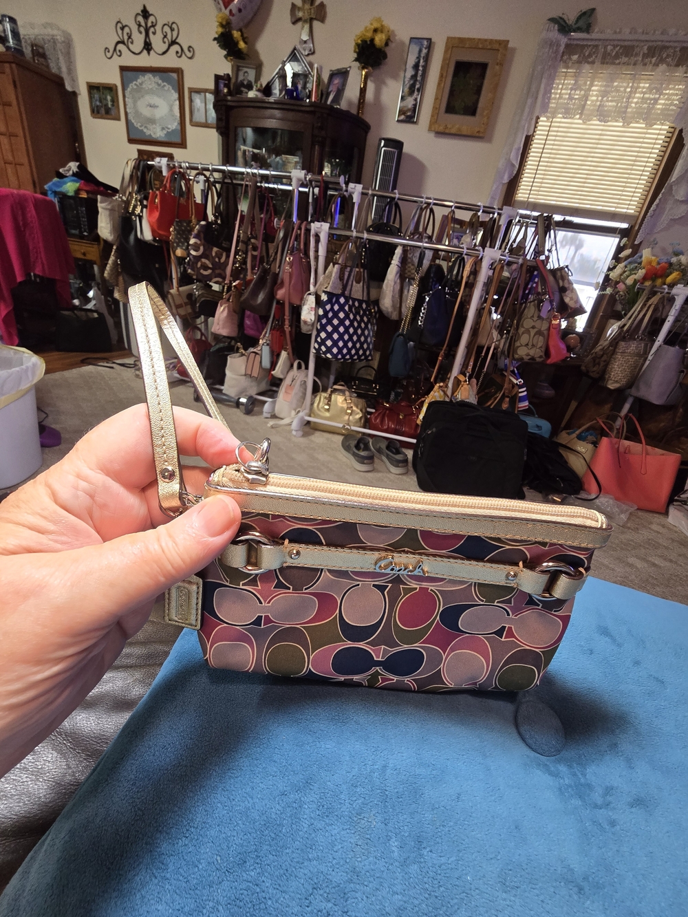 Coach Multicolor Scarf Signature Satin Wristlet w Gold Trim Great Condition 7.5L - Picture 6 of 9